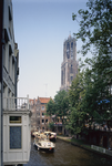 852089 Gezicht op de Oudegracht te Utrecht, vanaf de Gaardbrug, met enkele pleziervaartuigen en op de achtergrond de ...